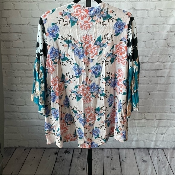 Shyanne Multicolor Floral Print Kimono with Bell Sleeves Size Medium - Picture 2 of 4
